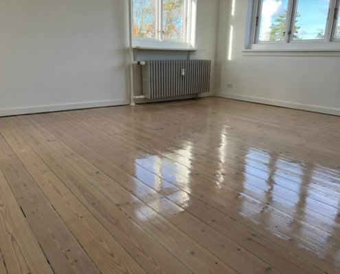 Skinnende gulv efter en gulvafslibning i Brønshøj.