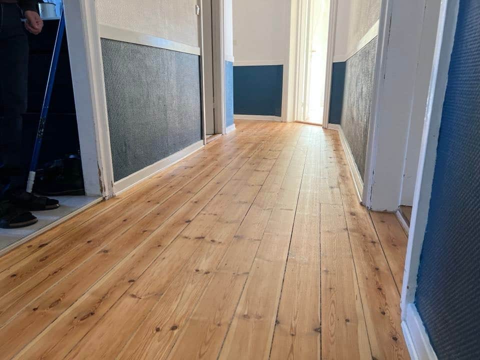 Buet gang med vægge delt i blå og hvid.