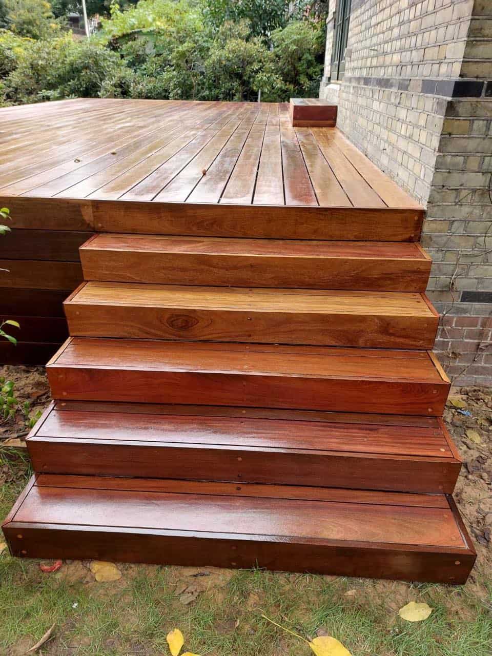 Træterrasse og trappe nylakeret.